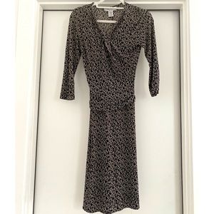 Swirl design v neck tie back dress